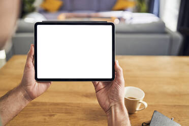 Hand hält digitales Tablet mit leerem Bildschirm - BSZF02214