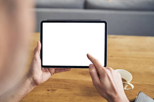 Mann berührt leeren Bildschirm eines digitalen Tablets - BSZF02215