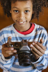 Lächelnder Junge mit antiker Kamera - LJF02485