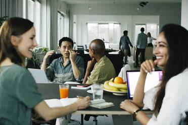 Geschäftskollegen gestikulieren und sprechen während einer Besprechung im Büro miteinander - MASF35132