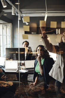 Geschäftsfrauen bei einer Besprechung im Büro, gesehen durch Glas - MASF35232