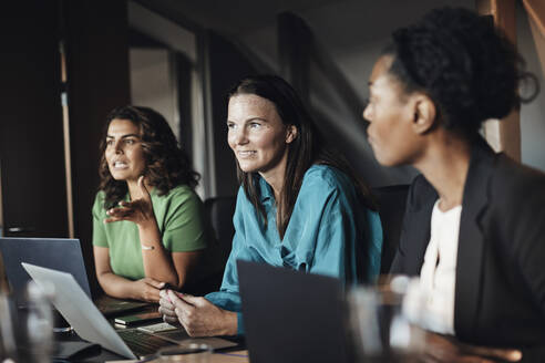 Multirassische Geschäftsfrauen planen ihre Strategie bei einem Treffen im Büro - MASF35257