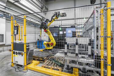 Roboterarm mit Maschinen in der Industrie - AAZF00029