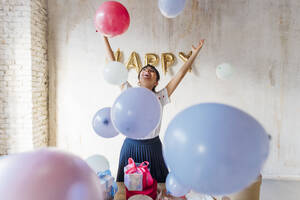 Glückliche Frau genießt mit Luftballons - MEUF08912