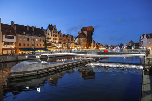 Der Fluss Motlawa vor der Altstadt bei Nacht - ABOF00874