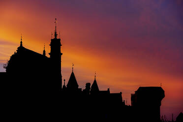 Silhouette Gebäude und Gdansk Crane Gate unter Dämmerung Himmel - ABOF00876