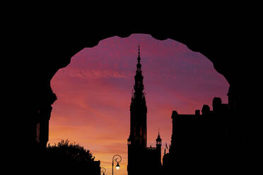 Silhouette des Rathausturms und des Bogens des Grünen Tors in der Abenddämmerung - ABOF00877