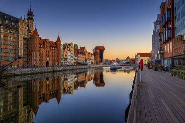 Spiegelung der Altstadt im Fluss Motlawa bei Sonnenaufgang - ABOF00879