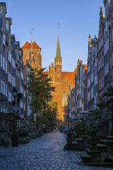 Kirche St. Marien bei Sonnenaufgang - ABOF00881