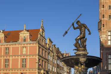 Neptunbrunnen am Langen Markt vor Gebäuden unter Himmel - ABOF00882