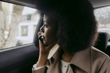 Frau spricht mit Smartphone im Auto - DSIF00670