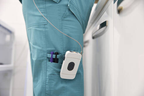 Elektronische Geräte auf der Uniform des Arztes - SANF00019