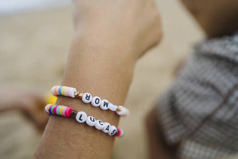 Hand of woman wearing name bracelet - JJF00052