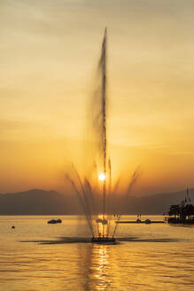 Italien, Venetien, Bardolino, Gardasee-Brunnen plätschert gegen die untergehende Sonne - FOF13441