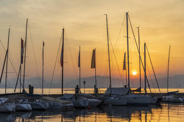 Italien, Venetien, Bardolino, Segelboote im Hafen bei Sonnenuntergang vertäut - FOF13442