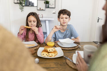 Familie beim gemeinsamen Frühstück in der Küche - WPEF07215