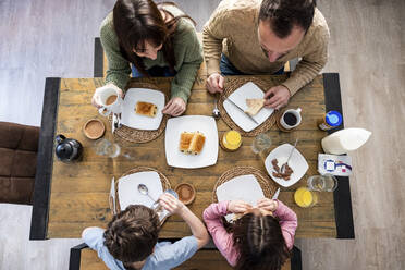 Vater und Mutter beim Frühstück mit den Kindern zu Hause - WPEF07222