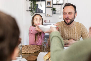 Mädchen mit Familie beim gemeinsamen Frühstück zu Hause - WPEF07231