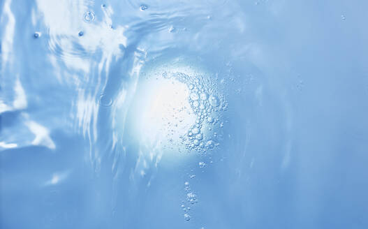 Oberfläche aus sauberem, blauem Wasser - KSWF02291