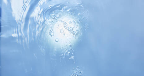 Oberfläche aus sauberem, blauem Wasser - KSWF02292
