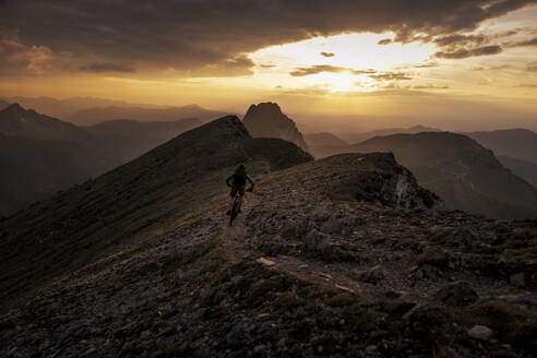 Mann beim Mountainbiken bei Sonnenuntergang - MALF00427