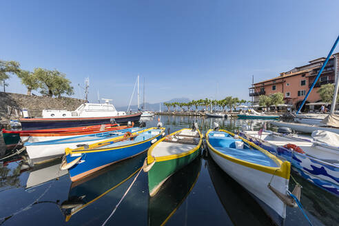 Italien, Venetien, Torri del Benaco, Boote am Ufer des Gardasees - FOF13444