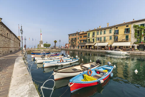 Italy, Veneto, Lazise, Boats moored on shore of Lake Garda - FOF13447