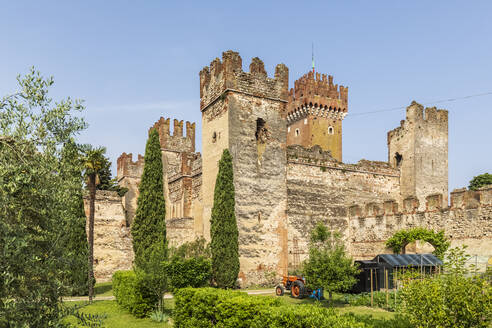 Italy, Veneto, Lazise, Exterior of Mura di Lazise castle - FOF13448