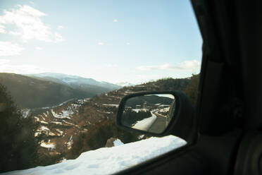 Straße auf dem Seitenspiegel eines Autos im Winter gesehen - ACPF01549