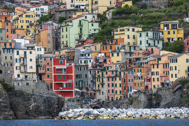 Italien, Ligurien, Riomaggiore, Historische Häuser des Küstendorfes entlang der Cinque Terre - FOF13456