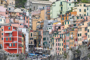 Italien, Ligurien, Riomaggiore, Historische Häuser des Küstendorfes entlang der Cinque Terre - FOF13457