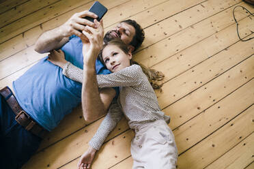 Tochter wird von Vater belogen, der zu Hause sein Smartphone benutzt - JOSEF16999