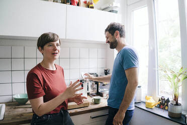 Reifes Paar steht in der Küche zu Hause - JOSEF17003