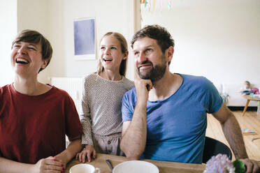 Glückliche Familie beim Fernsehen zu Hause - JOSEF17009