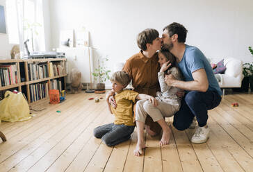 Romantische Eltern haben Spaß mit Sohn und Tochter zu Hause - JOSEF17025