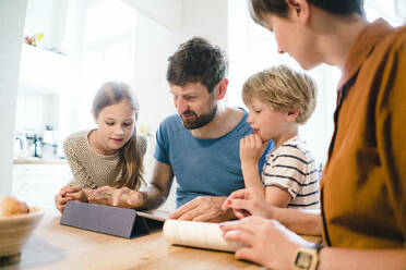 Vater teilt Tablet-PC mit Sohn und Tochter zu Hause - JOSEF17030