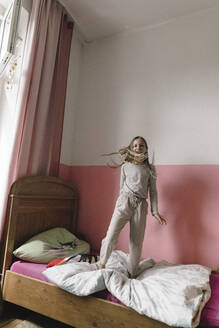 Mädchen stehend auf Bett zu Hause - JOSEF17049