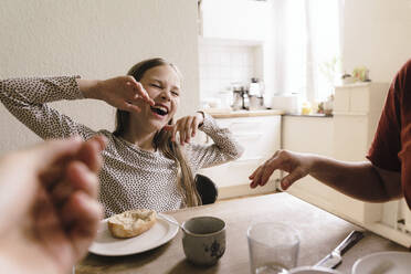 Glückliches Mädchen lachend mit Frühstück auf dem Tisch zu Hause - JOSEF17065