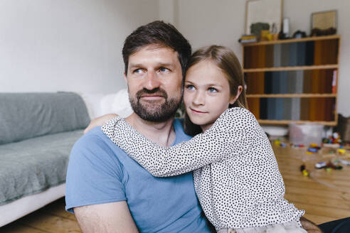 Kontemplative Tochter sitzt mit Vater zu Hause - JOSEF17087