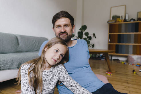 Mann sitzt mit Tochter im Wohnzimmer zu Hause - JOSEF17088
