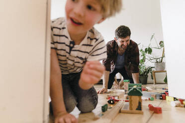 Vater und Sohn spielen mit Spielzeug zu Hause - JOSEF17144