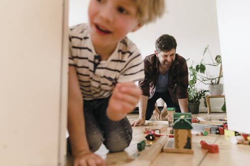 Vater und Sohn spielen mit Spielzeug zu Hause - JOSEF17144