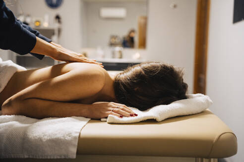 Junge Frau erhält Massage von Masseur - JJF00118