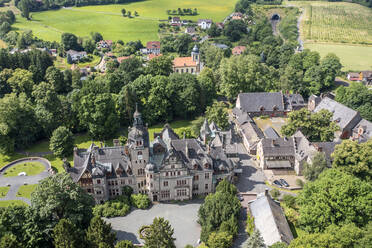 Deutschland, Hessen, Ramholz, Luftaufnahme von Schloss Ramholz im Sommer - AMF09829