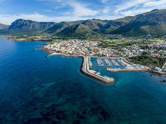 Spanien, Balearische Inseln, Colonia de Sant Pere, Luftaufnahme der Küstenstadt an der Nordostküste Mallorcas - AMF09832
