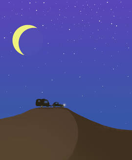 Illustration einer leuchtenden Mondsichel über einem Auto mit Wohnmobilanhänger, das durch die Wüste fährt - GWAF00051