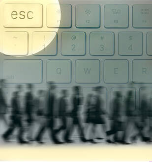 Unscharfe Bewegung einer Gruppe von Menschen, die an einer Tastatur mit hervorgehobener ESC-Taste vorbeilaufen - GWAF00054