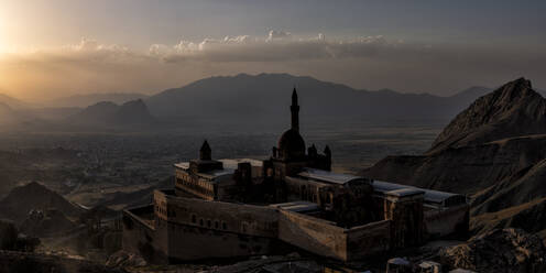 Isak Pasa Sarayi Palace by mountain range at sunset, Dogubeyazit, Turkey - ALRF01988