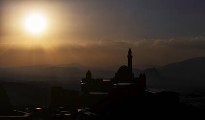 Silhouette Isak Pasa Sarayi Palace vor bewölktem Himmel bei Sonnenuntergang, Dogubeyazit, Türkei - ALRF01989