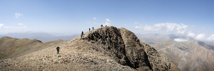 Wanderer steigen am Wochenende auf den Berg - ALRF01991